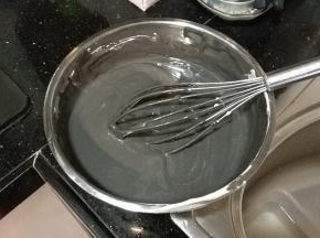 再将混合蛋黄糊全部倒入蛋霜里，翻拌均匀