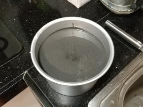 倒入蛋糕模里，震出气泡让面糊平整均匀