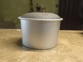 烤好后拿出倒扣冷却，徒手脱模