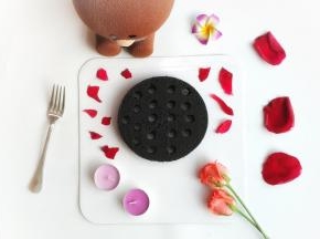 脱模后用刀把表皮削平，用大吸管左右转动到蛋糕底部，挖出煤球洞