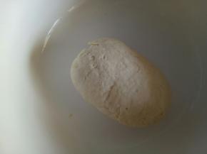 将白糖，干酵母，牛奶倒入盆里搅匀，待酵母融化后放入面粉，食用油揉成团，静置10分钟，让面粉充分吸收水份