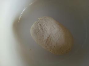 将白糖，干酵母，牛奶倒入盆里搅匀，待酵母融化后放入面粉，食用油揉成团，静置10分钟，让面粉充分吸收水份