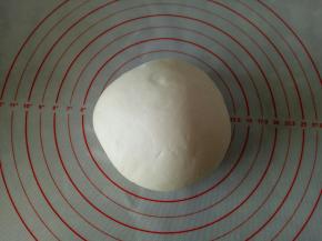 静置后揉成光滑的面团，我揉了大概10分钟左右，一定要揉透，这是馒头蒸好后光不光滑的关键