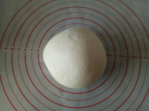 静置后揉成光滑的面团，我揉了大概10分钟左右，一定要揉透，这是馒头蒸好后光不光滑的关键