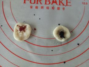 分别取1克面团揉入适量的红曲粉和竹炭粉