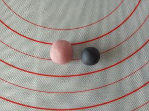 两个颜色的面团，揉匀后盖保鲜膜备用