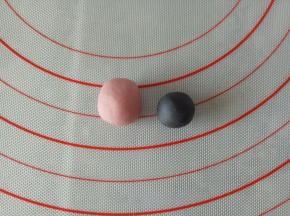 两个颜色的面团，揉匀后盖保鲜膜备用