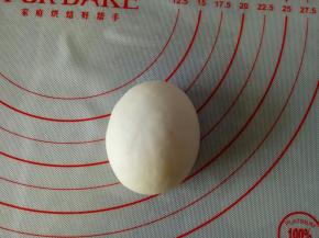 取40克一份面团包入豆沙，收口向下滚圆稍微整形成椭圆的样子，依次如此，我分了9个40克的面团，剩下的让做手臂和腿