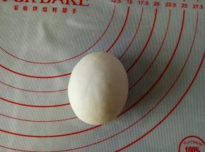 取40克一份面团包入豆沙，收口向下滚圆稍微整形成椭圆的样子，依次如此，我分了9个40克的面团，剩下的让做手臂和腿