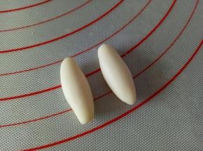 取2个分别是2.5克的面团，揉成长椭圆形做兔子的耳朵