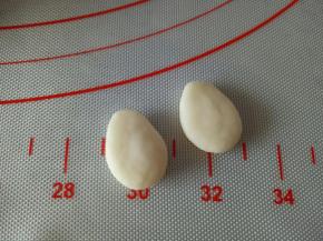 取2个分别是1.5克的面团，揉成小水滴状作为兔子的腿部
