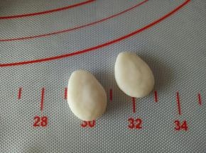 取2个分别是1.5克的面团，揉成小水滴状作为兔子的腿部
