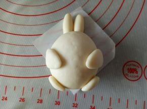 蘸一点牛奶粘合在兔子的身体各部位