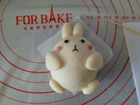 用黑色面团和红色面团分别做出兔纸的表情来