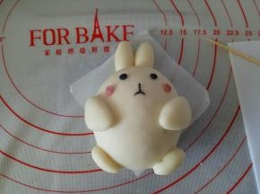 用黑色面团和红色面团分别做出兔纸的表情来