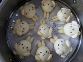 依次如此，放蒸屉盖湿布室温发酵30分钟，轻按慢慢回弹就可以了，千万不要发过了