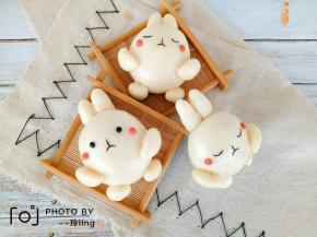 发酵好的兔兔豆沙包开水上锅蒸15分钟，关火后闷5分钟再取出来