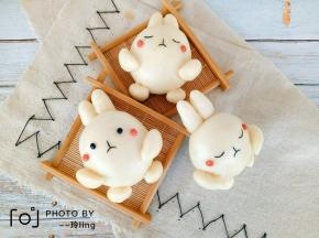 发酵好的兔兔豆沙包开水上锅蒸15分钟，关火后闷5分钟再取出来