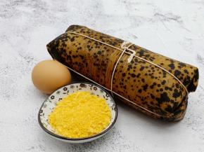 面包糠6勺，鸡蛋一个，最重要的碱水粽一个，一个碱水粽有700克，够一家三口吃一餐了。