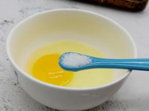 鸡蛋磕入碗里，加细盐少许。