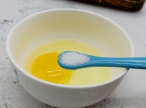 鸡蛋磕入碗里，加细盐少许。