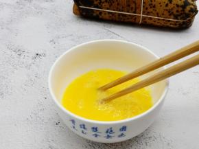 用筷子顺着一个方向把鸡蛋打散。