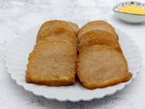 碱水粽用刀切成厚片。