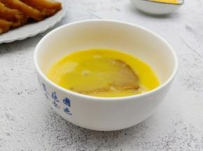 碱水粽在鸡蛋液中过一下，让其沾满蛋液。