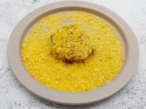 再裹上一层面包糠，碱水粽四周都要裹上哦！