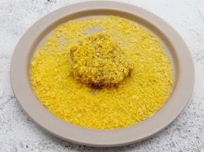 再裹上一层面包糠，碱水粽四周都要裹上哦！