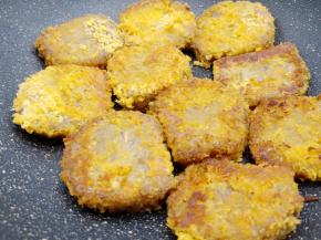 锅里加适量的加拿大芥花油（加拿大芥花油味道清淡，加上高烟点，非常适合煎美食）放入碱水粽煎。