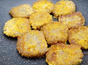 锅里加适量的加拿大芥花油（加拿大芥花油味道清淡，加上高烟点，非常适合煎美食）放入碱水粽煎。