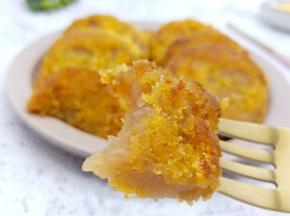 太香了！由于包裹了一层蛋液、一层面包糠、碱水粽外皮酥香、咬上一口，里面的粽子又香又糯，香味在唇齿之间徘徊!