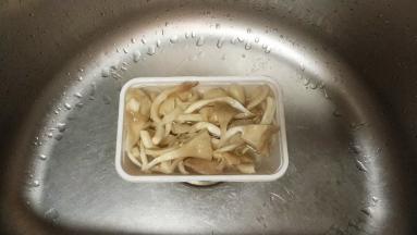 平菇洗净撕条，沥干水；青椒洗净切条