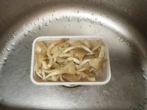 平菇洗净撕条，沥干水；青椒洗净切条