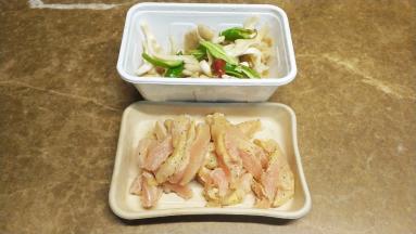 鸡胸肉切条用少许黑椒碎、蒜盐腌十分钟