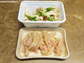 鸡胸肉切条用少许黑椒碎、蒜盐腌十分钟