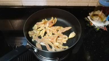 锅里放油，烧热后倒入鸡胸肉翻炒肉变白