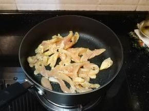 锅里放油，烧热后倒入鸡胸肉翻炒肉变白
