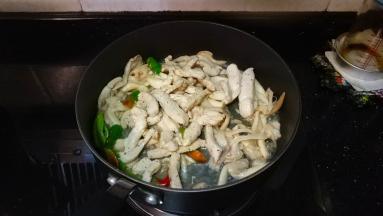 平菇变软后倒入鸡胸肉翻炒至熟透即可