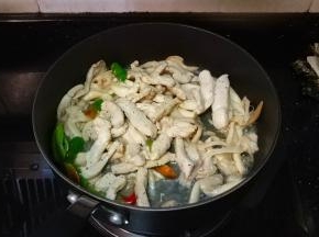 平菇变软后倒入鸡胸肉翻炒至熟透即可
