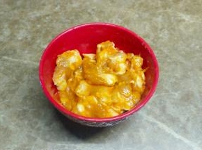 鸡软骨洗净加入奥尔良腌料，腌半小时