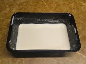 面粉加入水调成水淀粉浆