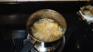 放入油锅里炸至金黄