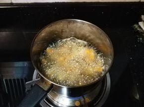 放入油锅里炸至金黄