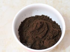 奥利奥饼干碎用料理机打成粉，你也可以放进密封袋里面，用擀面杖压碎。
