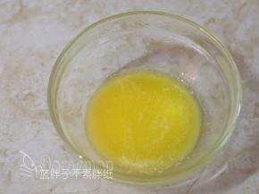 黄油隔水加热融化。