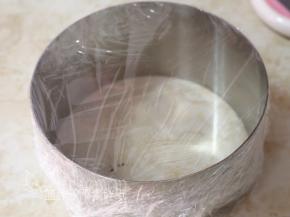 慕斯圈底部先包上几层保鲜膜，再放在一个平底盘子中。