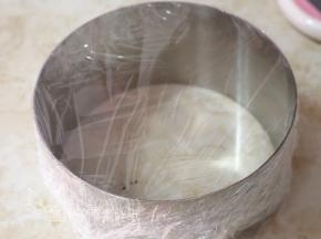 慕斯圈底部先包上几层保鲜膜，再放在一个平底盘子中。