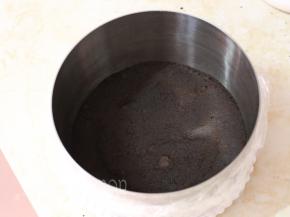 处理好的饼干碎倒入模具中，竖起擀面杖将饼干碎压紧压实。之后放入冰箱冷藏备用。